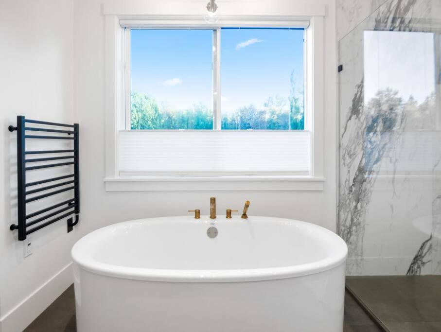 The Fernridge Estate: 5Bd Family Retreat! Villa Langley Bagian luar foto